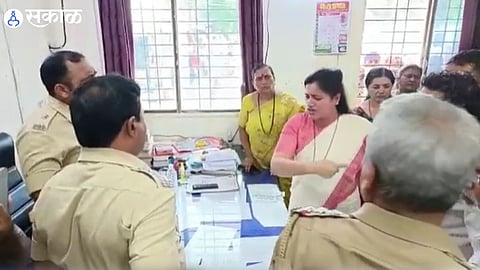 Navneet Rana who created chaos in the police station should apologise demands of the police family