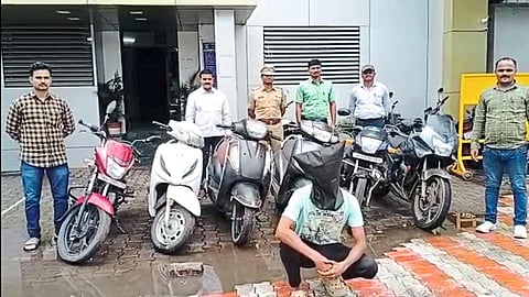Suspects of stealing two-wheelers from the city area and confiscated two-wheelers.