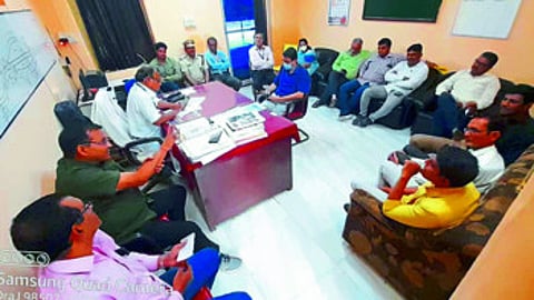 Jalgaon: Officials of the committee present in the station advisory committee meeting.