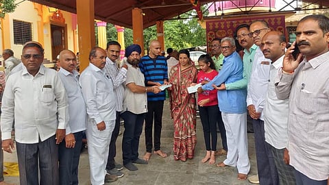 Help of six lakhs was given to the Devendra Shinde's family at Jalgaon Neur