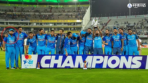 dinesh karthik hand trophy rishabh pant one side
