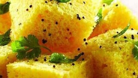 Food Recipe : ब्रेकफास्टसाठी १५ मिनीटात बनवा स्पाँजी ढोकळा