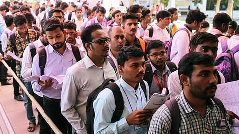 Unemployment : देशात बेरोजगारीचा आलेख 8.3 टक्क्यांवर; ग्रामीण भागातही स्थिती बिकट