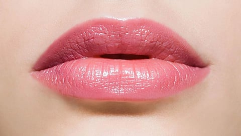 शस्त्रक्रियेविना फ्लफी ओठ बनवायचेत का? ट्राय करा नैसर्गिक पद्धतीच्या 'या' ट्रिक्स