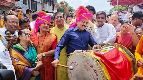 ग्रामविकास मंत्री गिरीश महाजन यांच्या उपस्थितीत वाकडी बारव येथून विसर्जन मिरवणुकीला सुरुवात झाली.