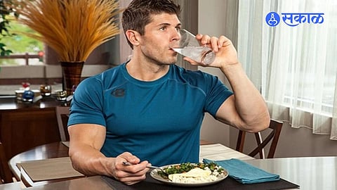Health Tips : जेवताना पाणी प्यावे की नको? ऐका तज्ज्ञांचा सल्ला