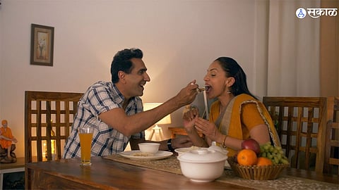 Vastu Tips : तुम्हीही जोडिदाराच्या ताटातच जेवतात? सावधान...