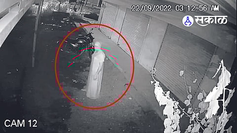 A psychopath in female disguise caught on CCTV in front of a commercial complex in Indiranagar area.