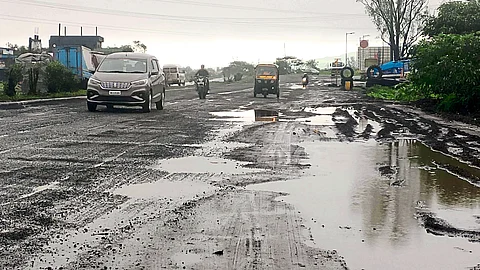 raod damage at Anjneri branch of Mumbai-Agra highway