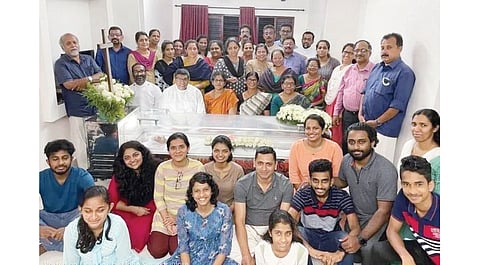 स्मितांकित शोकछाया!