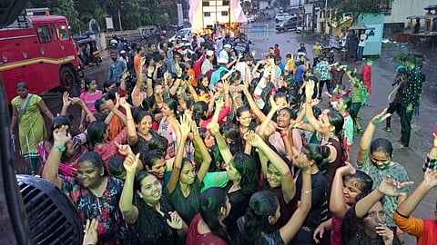 Ganesh Visarjan Maharashtra Live : साताऱ्यात भरपावसात तरुणींचा डॉल्बीवर तुफान डान्स