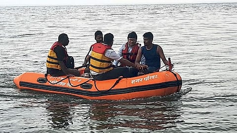 doctor death body searching jawan death Accident at Majalgaon Dam