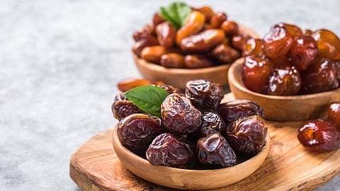 Health : रिकाम्या पोटी खजूर खाण्याने खरचं फायदे होतात का? जाणून घ्या, खाण्याची योग्य वेळ