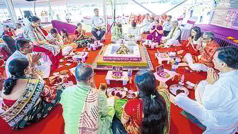 Devotees installing the idol in Swaminarayan Temple