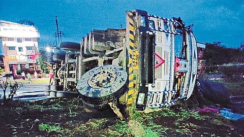 Accidental truck near Gonde Phata