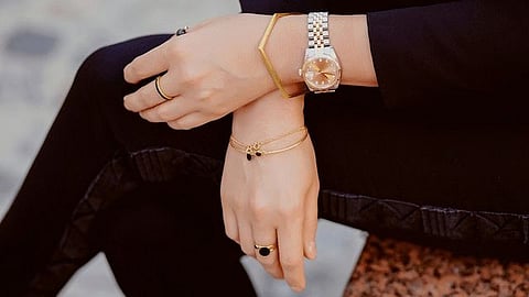 मनगटावरचे घड्याळही नशीब बदलेल; हातात घालण्याचीही आहे पद्धत, पहा कशी?