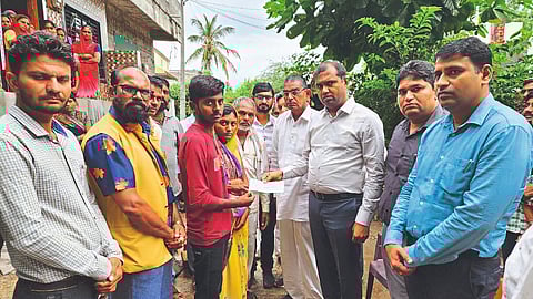 MLA Mangeshiy handed over help to the families of the victims.