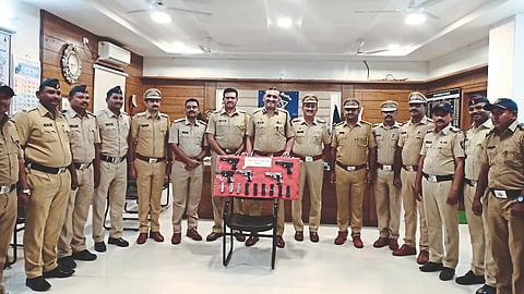 सांगवी पोलिसांनी जप्त केलेली शस्त्रे दाखवताना पोलिस अधीक्षक प्रवीणकुमार पाटील, अपर अधीक्षक प्रशांत बच्छाव, डीवायएसपी दिनेश आहेर, सहायक निरीक्षक सुरेश शिरसाट आदी.