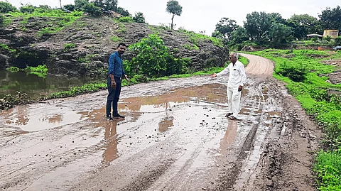 ‘काय सांगू भो... रस्त्यावर चालणंही कठीण व्हई बसणं! खड्डे बुजणार कधी...?