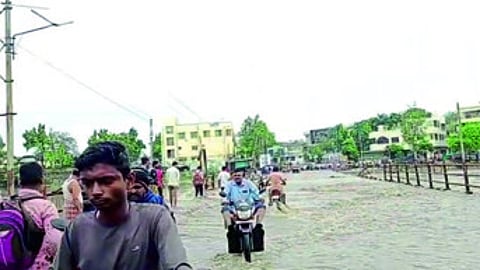 Chalisgaon
Large amount of water spilled from the old bridge in the city