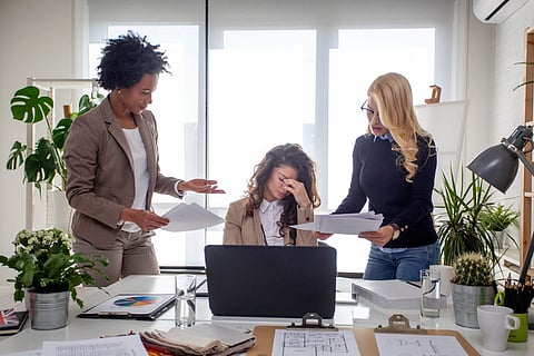 Office Tips : नव्या ऑफिसमध्ये ऍडजस्ट करणं अवघड वाटतंय? वाचा या टिप्स