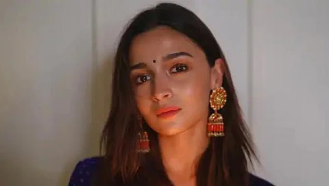 Alia Bhatt sharing latest picture, said celebrating diwali on bed