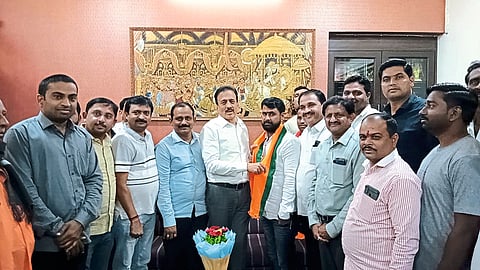 Jamner: Minister Girish Mahajan welcoming Jitesh Patil with a bouquet. Neighbors Taluka President Chandrakant Baviskar, Jitu Patil etc.