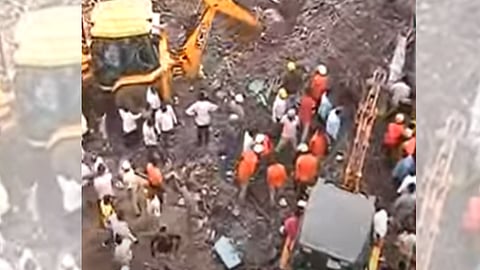 old building in main market collapsed in Amravati four people feared trapped under debris