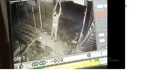 Viral Video: दुकानाबाहेरचा बल्ब चोरणारा पोलिस अधिकारी निलंबित, व्हिडीओमुळे कारवाई