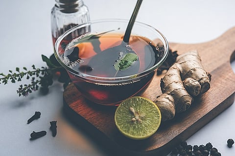 Health Tips : आयुर्वेदीक काढा पिणे आरोग्यासाठी धोकादायक? या आजारांना मिळते आमंत्रण