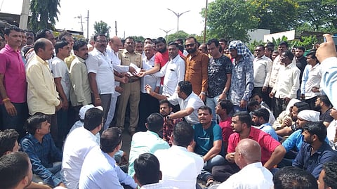 Officers and citizens of traders association during Rasta Roko protest