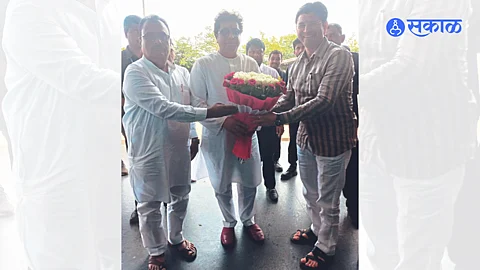 Salim Sheikh, Dilip Dater welcoming Raj Thackeray