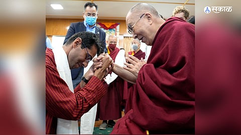 Pune : दलाई लामांकडून बारामतीच्या विपुल शहा याचा सन्मान