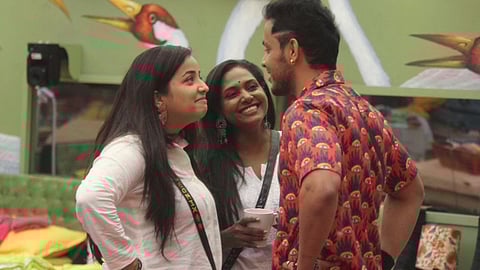 Bigg Boss Marathi 4 third week captaincy task apurva nemlekar comment on amruta dhongade and yashashri
