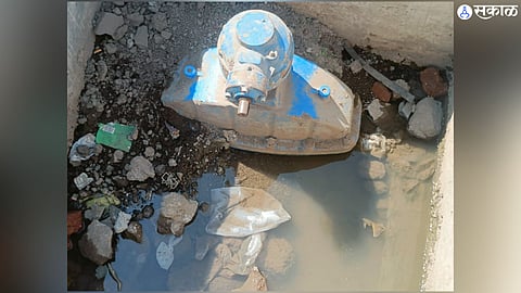 Pune : कृष्णानगरमधील जलवाहिनीच्या चेंबरमध्ये साचले दूषित पाणी