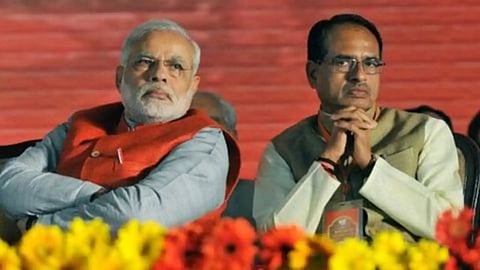 shivraj singh chauhan was seen eating something secretly beside PM narendra modi video goes viral