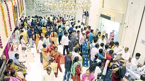 Ratanlal C. to buy gold on Saturday. Crowd in Bafna Shoru.