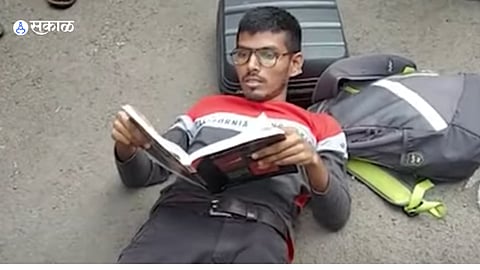 student preparing for MPSC exam Protest by sleeping on street Against traffic police video goes viral
