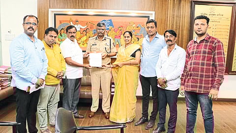 Megha Salve, Nitin Salve giving a statement to Police Commissioner Jayant Naiknavare demanding that the traffic of heavy vehicles be stopped.