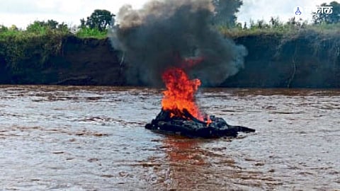 Aurangabad Ahmedabad old woman Funeral river flood