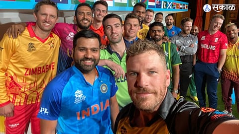 aaron finch takes selfie with captains