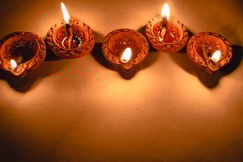 Diwali 2022 : दिवाळीत सगळीकडे दिवे का लावले जातात? जाणून घ्या धार्मिक कारण