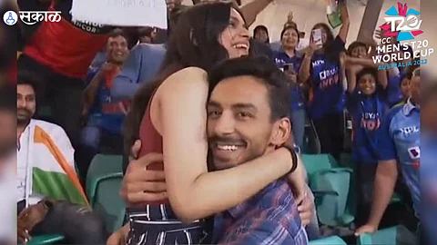 ind vs ned boyfriend openly proposed to his girlfriend during live match