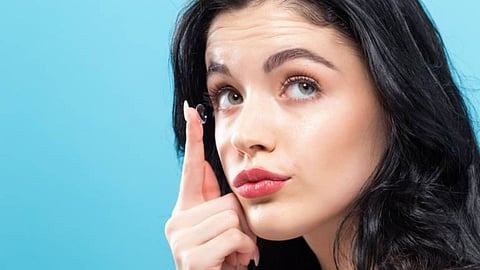 Conjunctivitis: चुकीच्या पध्दतीने contact lenses लावल्यास येतात डोळे