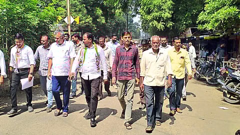 Banana farmers who are going to give a statement for the demand of getting crop insurance amount.