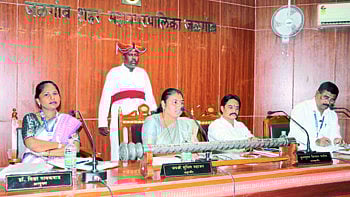 Mayor Jayashree Mahajan speaking at the General Assembly held on Friday. Neighborhood Commissioner Vidya Gaikwad, Deputy Mayor Kulbhushan Patil, Municipal Secretary Sunil Gorane.