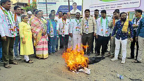 Jalgaon: NCP Congress workers burning a symbolic effigy of Minister Girish Mahajan on Tuesday in protest against his offensive statement against Nikhil Khadse.
