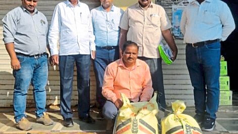 Khadakdevla.(Pachora): Officials of Agriculture Department seized fake potash fertilizer from Swami Agricultural Center
