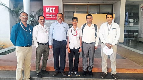 Professor Vrind from MET Tantraniketan with student Vishal Satle, who discovered a bug in the social networking app Snapchat.