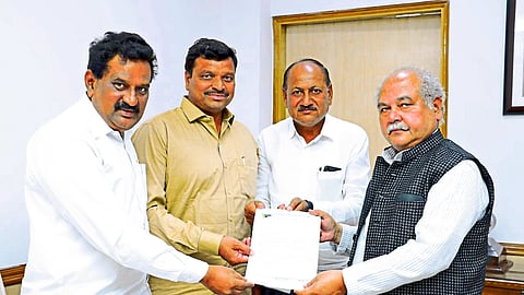 Maharashtra State Grape Growers Association President Shivaji Pawar, Vice President Kailas Bhosale, Treasurer Sunil Pawar presenting the demands of grape growers to Union Agriculture Minister Narendra Singh Tomar at Navi  Delhi